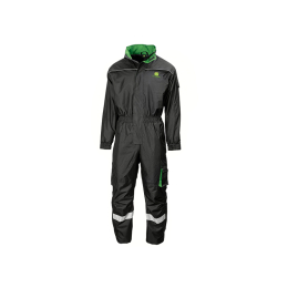 Vista frontal de un mono de trabajo negro de John Deere con cuello verde, bandas reflectantes y el logotipo de John Deere.