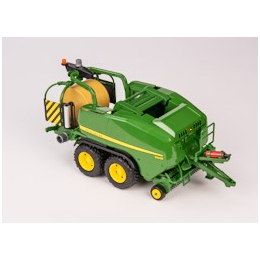 Vista superior en ángulo de un modelo a escala de una empacadora John Deere verde con ruedas amarillas y una gran paca amarilla.