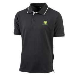 Vista frontal de un polo de John Deere negro con el cuello ribeteado en blanco, una tapeta de tres botones y un logotipo verde en el pecho.