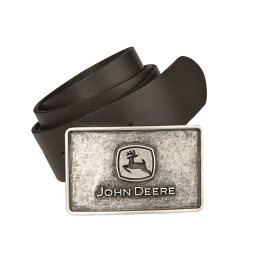 Un cinturón de cuero marrón oscuro con una hebilla rectangular de plata envejecida de John Deere, con el logotipo del ciervo saltando y un texto.
