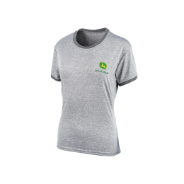 Vista frontal lateral de una camiseta gris de John Deere con un logotipo verde y amarillo en el pecho, y ribetes en gris más oscuro.