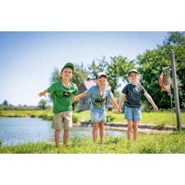 T-shirt per bambini "Dirt makes me cuter" (Lo sporco mi rende più carino)