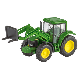 Vista lateral de un modelo a escala de tractor John Deere 6820S verde, con un cargador frontal, horquillas negras y llantas amarillas.