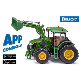 Vista lateral de un modelo a escala de tractor John Deere verde, con cargador frontal, ruedas amarillas y funciones Bluetooth controladas por aplicación.