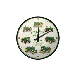 Vista frontal de un reloj de pared redondo de John Deere con tractores verdes antiguos, el logotipo y el eslogan "Nothing Runs Like a Deere".