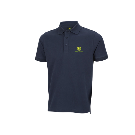 Fram- och baksida av en mörkblå John Deere-pikétröja med tre knappar och logotypen på vänster sida av bröstet.