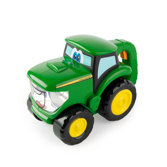 Vista frontal izquierda en ángulo de un tractor de juguete de John Deere verde con ojos de dibujos animados, una boca sonriente, ruedas amarillas y un asa.