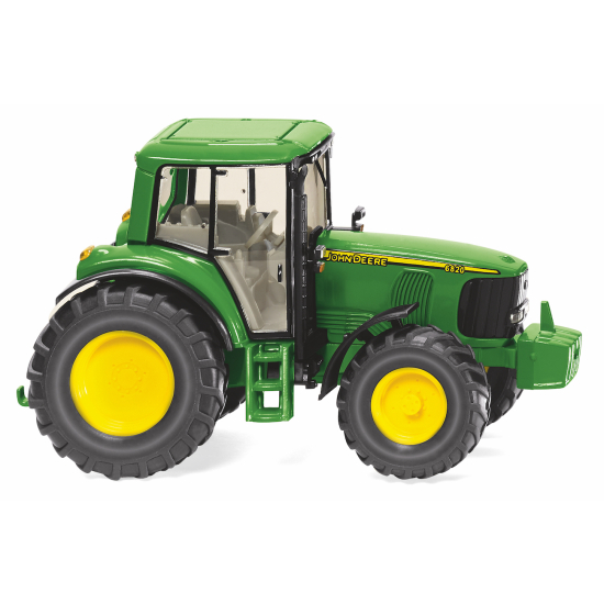 Vista lateral de un modelo de tractor John Deere 6820 verde, con ruedas amarillas y el interior de la cabina visible.