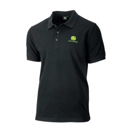 Polo noir à manches courtes avec trois boutons et logo John Deere vert et jaune sur la poitrine gauche.