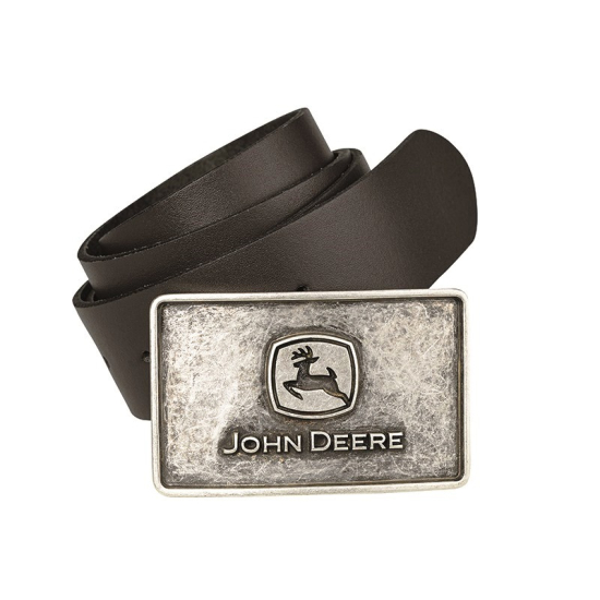 Un cinturón de cuero marrón oscuro con una hebilla rectangular de plata envejecida de John Deere, con el logotipo del ciervo saltando y un texto.
