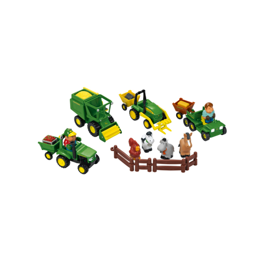 Un juego de granja de John Deere con una cosechadora verde, un tractor, un vehículo multiuso, un tractor pequeño, figuras de animales y una valla marrón.
