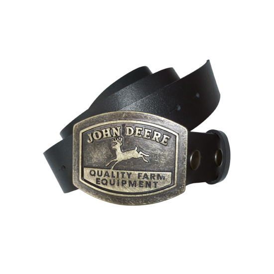 Cinturón de cuero negro con una hebilla de latón envejecido de John Deere, con el logotipo del ciervo saltando y el texto "Quality Farm Equipment" (Equipo agrícola de calidad).