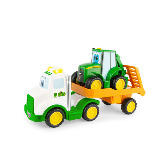 Vista lateral de un camión de juguete de John Deere Kids de color blanco y verde, con un remolque naranja con un tractor de juguete de John Deere verde.