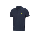 Fram- och baksida av en mörkblå John Deere-pikétröja med tre knappar och logotypen på vänster sida av bröstet.