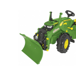 Vista frontal izquierda de un tractor de pedales John Deere verde con detalles amarillos, con un cargador frontal y una pala quitanieves verde.