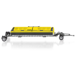 Vista lateral de un modelo a escala de Zürn Profi Cut 700 amarillo y negro, con un gran cabezal de corte, ruedas y un enganche.