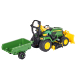 Vista lateral trasera de un modelo a escala de un tractor John Deere verde con conductor, arado delantero amarillo y remolque trasero verde.