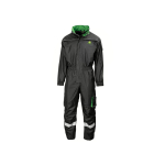 Vista frontal de un mono de trabajo negro de John Deere con cuello verde, bandas reflectantes y el logotipo de John Deere.