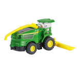 Vista frontal izquierda de un modelo de picadora de forraje John Deere 8500i verde, con ruedas amarillas, conducto de descarga y accesorio delantero.