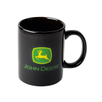 Vista lateral de una taza negra brillante con un destacado logotipo de John Deere en verde y amarillo y texto en verde.