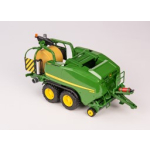 Vista superior en ángulo de un modelo a escala de una empacadora John Deere verde con ruedas amarillas y una gran paca amarilla.