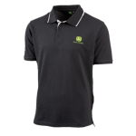 Vista frontal de un polo de John Deere negro con el cuello ribeteado en blanco, una tapeta de tres botones y un logotipo verde en el pecho.