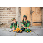 Twee zittende lachende meisjes in groen-zwarte John Deere-werkkleding en -petten met een gele kiepwagen en groene speelgoedtractor.