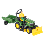 Vista en ángulo de un modelo a escala de un John Deere X949 verde con conductor, asiento amarillo, remolque trasero verde acoplado y quitanieves delantero amarillo.