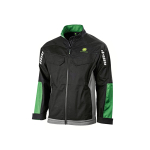 Vista frontal de una chaqueta de trabajo de John Deere negra, con detalles verdes, paneles laterales grises y bandas reflectantes en las mangas.