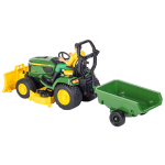 Vista trasera lateral de un modelo de cortacésped John Deere X949 verde con una hoja niveladora amarilla, la figura de una persona y un remolque trasero verde.