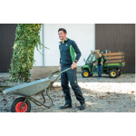 Un homme vêtu d’un pull-over à fermeture éclair quart de hauteur John Deere gris foncé et vert et d’un pantalon cargo noir pousse une brouette à l’extérieur.