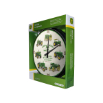 Vista en ángulo de un reloj de pared de John Deere en su embalaje verde y amarillo, con tractores verdes de estilo vintage en la esfera.