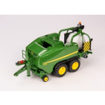 Vista frontal izquierda de un modelo de empacadora de cámara de encintado John Deere verde con ruedas amarillas y una paca envuelta en blanco.