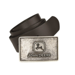 Un cinturón de cuero marrón oscuro con una hebilla rectangular de plata envejecida de John Deere, con el logotipo del ciervo saltando y un texto.