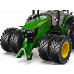 Vista del cuarto delantero de un modelo a escala de tractor John Deere serie 7R verde, con grandes neumáticos negros y un enganche delantero.