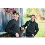 Dois homens a usar roupa John Deere preta, com logótipos em relevo, um com uma sweatshirt e boné, o outro com uma sweatshirt com capuz e cordões verdes.