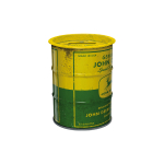 Vista frontal de una hucha con forma de barril envejecido de John Deere de color verde y amarillo, con la ranura en la parte superior.