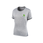 Vista frontal lateral de una camiseta gris de John Deere con un logotipo verde y amarillo en el pecho, y ribetes en gris más oscuro.