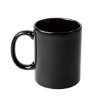 Vista trasera de una taza de cerámica negra lisa, con acabado brillante y asa a la izquierda.