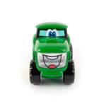 Vista frontal de un tractor de juguete verde con una cara de dibujos animados, con ojos azules en el parabrisas y una boca sonriente en la rejilla.