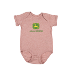 Vooraanzicht van een gemêleerd roze babyrompertje met korte mouwen en een groen John Deere-logo op de borst.