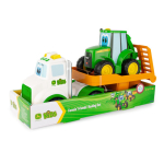 Camión semirremolque de juguete blanco y verde John Deere Kids, con un tractor de juguete verde sobre una plataforma naranja, en su embalaje.