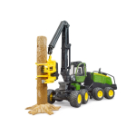 Vista lateral de una cosechadora forestal John Deere verde y negra con un cabezal procesador amarillo sujeto a un tronco de árbol.