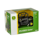 Vista lateral de un modelo a escala de vehículo John Deere RSX860i Gator negro con ruedas amarillas, expuesto en su caja verde y amarilla.