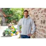 Vista frontal de uma sweatshirt com capuz John Deere cinzenta-clara, com logótipo e texto em relevo, usada por um homem.