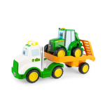 Vista lateral de un camión de juguete de John Deere Kids de color blanco y verde, con un remolque naranja con un tractor de juguete de John Deere verde.